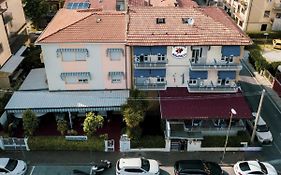 Hotel Burlamacco New  2*